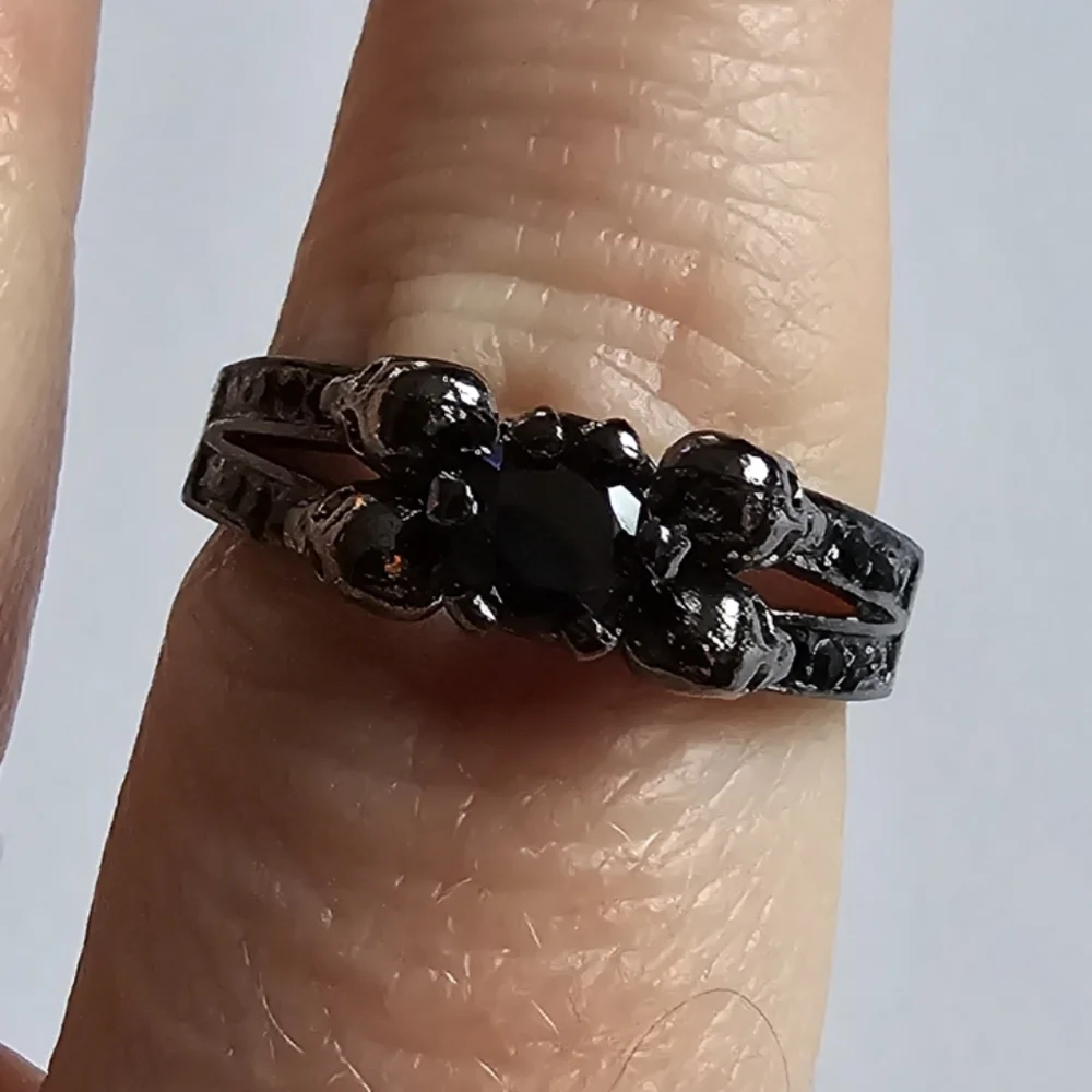 Skull Ring size 9 halloween spooky nine silver tone black faux gem skeleton goth
